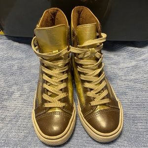 Rocawear woman's 6 skateboarding high top sneakers shoes.